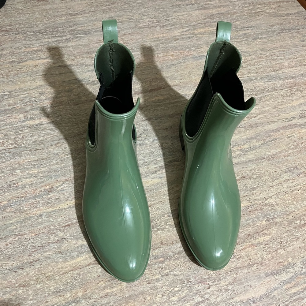 Seven 7 olive green rubber boots. Waterproof